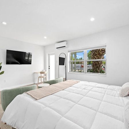 M Lake Worth Beach - Modern Villas Near West Palm Beach, Chic Retro Vibes, King Bed, Cozy Backyard, Bbq, Workspace, High-Speed Internet, Free Parking, 5 Minutes To Downtown & Beach מראה חיצוני תמונה