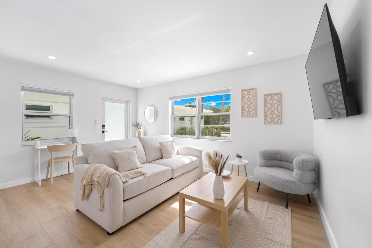 M Lake Worth Beach - Modern Villas Near West Palm Beach, Chic Retro Vibes, King Bed, Cozy Backyard, Bbq, Workspace, High-Speed Internet, Free Parking, 5 Minutes To Downtown & Beach מראה חיצוני תמונה