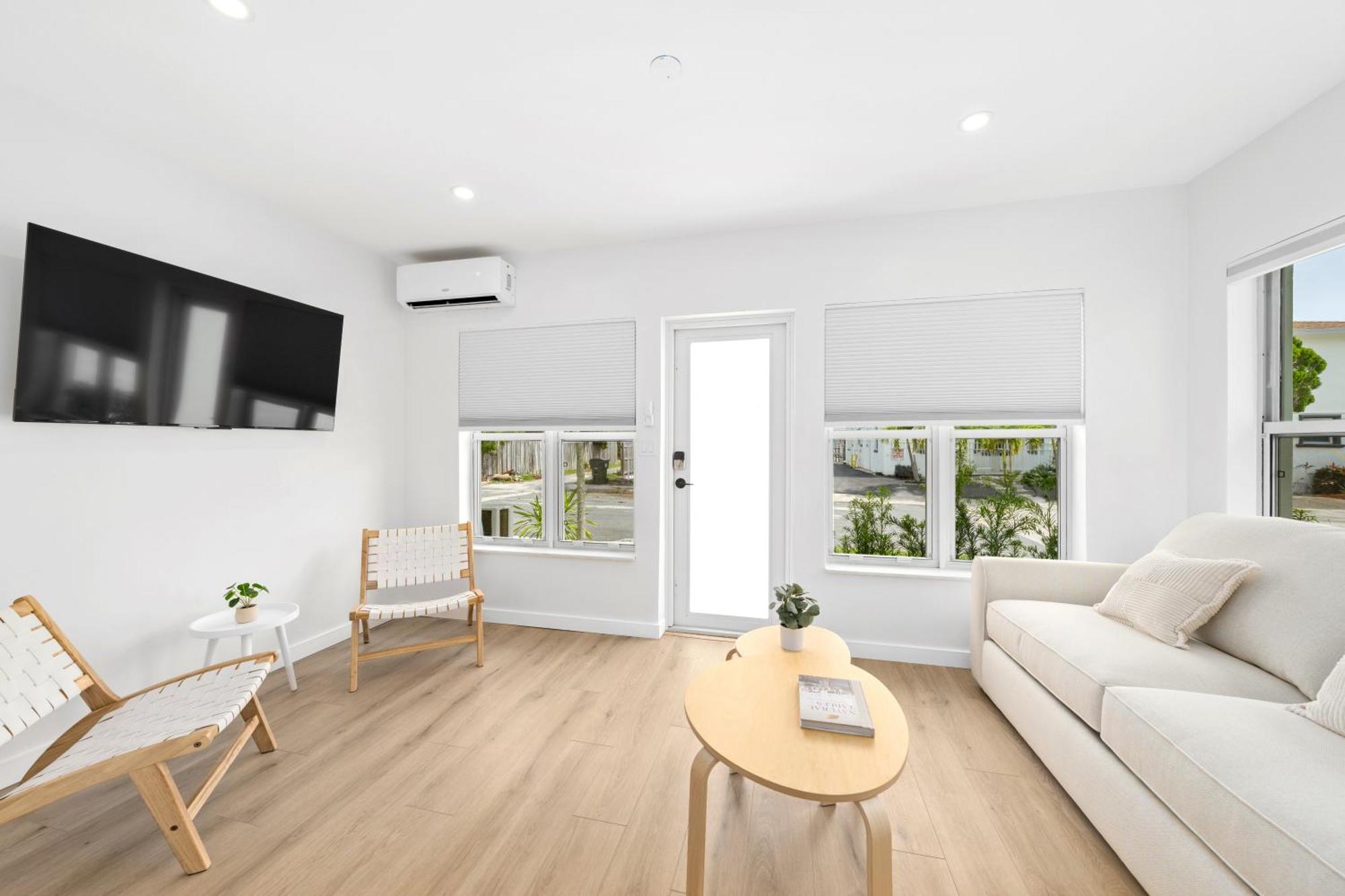 M Lake Worth Beach - Modern Villas Near West Palm Beach, Chic Retro Vibes, King Bed, Cozy Backyard, Bbq, Workspace, High-Speed Internet, Free Parking, 5 Minutes To Downtown & Beach מראה חיצוני תמונה