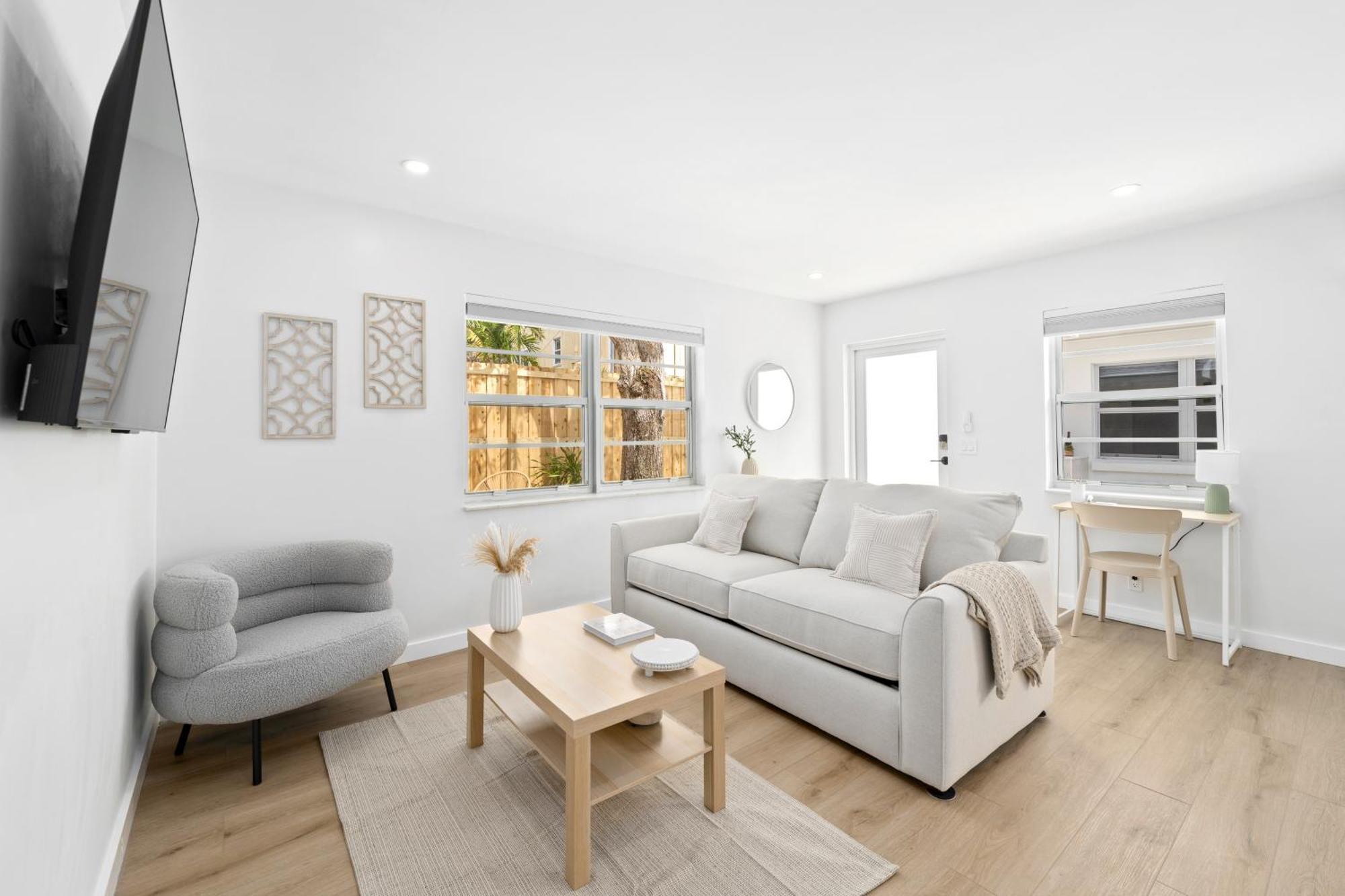 M Lake Worth Beach - Modern Villas Near West Palm Beach, Chic Retro Vibes, King Bed, Cozy Backyard, Bbq, Workspace, High-Speed Internet, Free Parking, 5 Minutes To Downtown & Beach מראה חיצוני תמונה